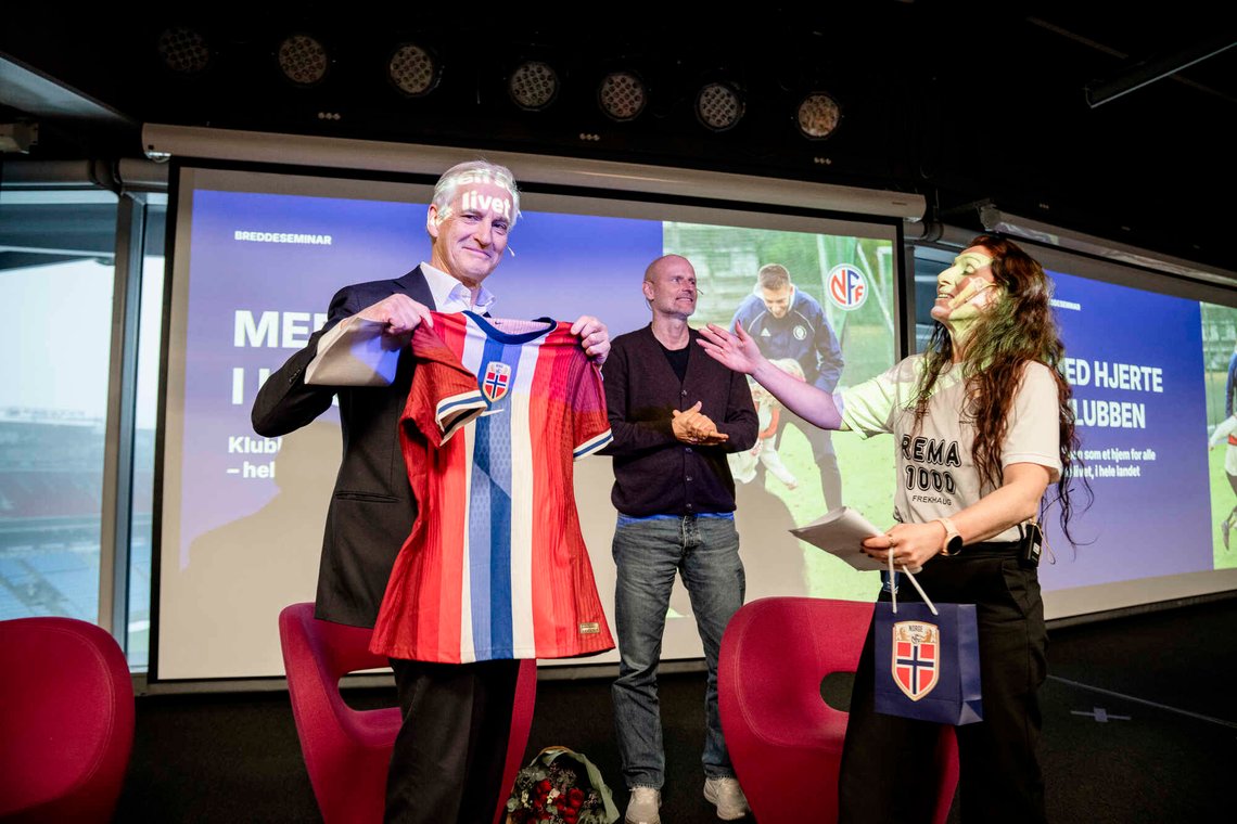 Oslo 20260227.
Statsminister Jonas Gahr Støre får den Norges landslagsdrakt av Lise Klaveness og Ståle Solbakken etter panelsamtalen om fotballens bidrag i det norske samfunnet under breddeseminaret til Norges Fotballforbund på Ullevaal stadion.
Foto: Stian Lysberg Solum / NTB Oslo 20260227.
Statsminister Jonas Gahr Støre får den Norges landslagsdrakt av Lise Klaveness og Ståle Solbakken etter panelsamtalen om fotballens bidrag i det norske samfunnet under breddeseminaret til Norges Fotballforbund på Ullevaal stadion.
Foto: Stian Lysberg Solum / NTB