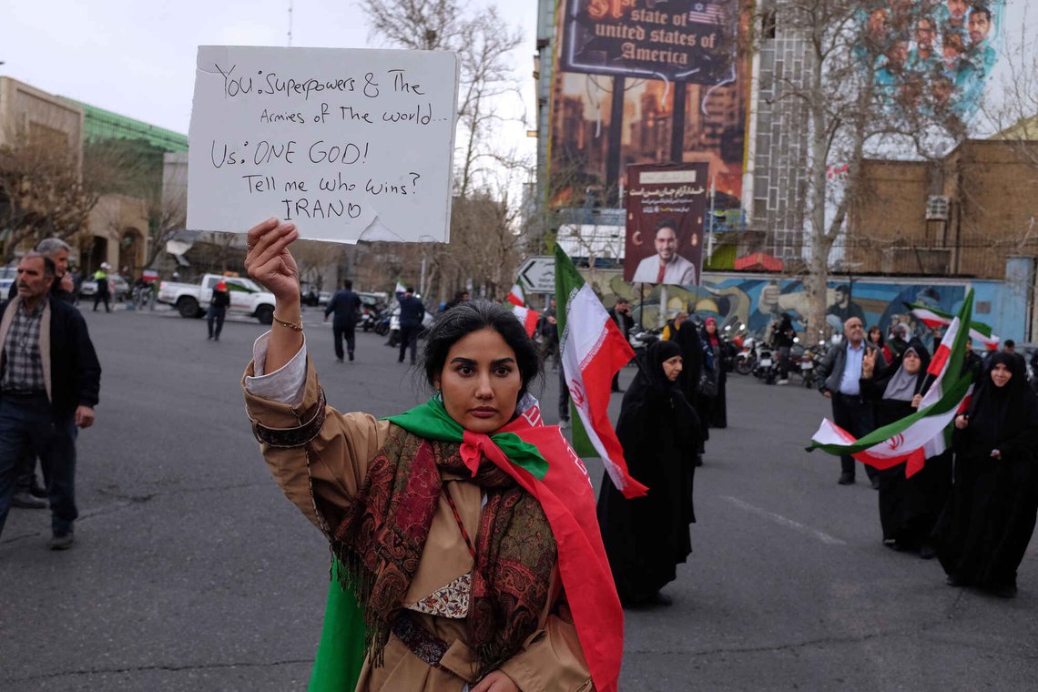 Det som gjenstår av det iranske regimet sender sine undersåtter ut i gatene for å demonstrere mot angrapat fra USA og Israel. Bildet viser kvinne uten det påbudte sjalet under en demonstrasjon i Teheran lørdag. Foto: Vahid Salemi / AP / NTB Det som gjenstår av det iranske regimet sender sine undersåtter ut i gatene for å demonstrere mot angrapat fra USA og Israel. Bildet viser kvinne uten det påbudte sjalet under en demonstrasjon i Teheran lørdag. Foto: Vahid Salemi / AP / NTB