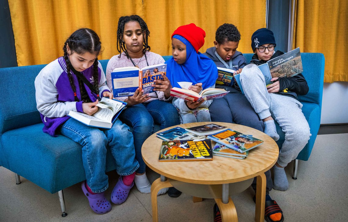 Raghad, Helina, Naima, Ayuub og Alex på biblioteket på Enbacksskolan i Tensta, en drabantby utenfor Stockholm. (Arkivfoto: Claudio Bresciani / TT) Raghad, Helina, Naima, Ayuub og Alex på biblioteket på Enbacksskolan i Tensta, en drabantby utenfor Stockholm. (Arkivfoto: Claudio Bresciani / TT)