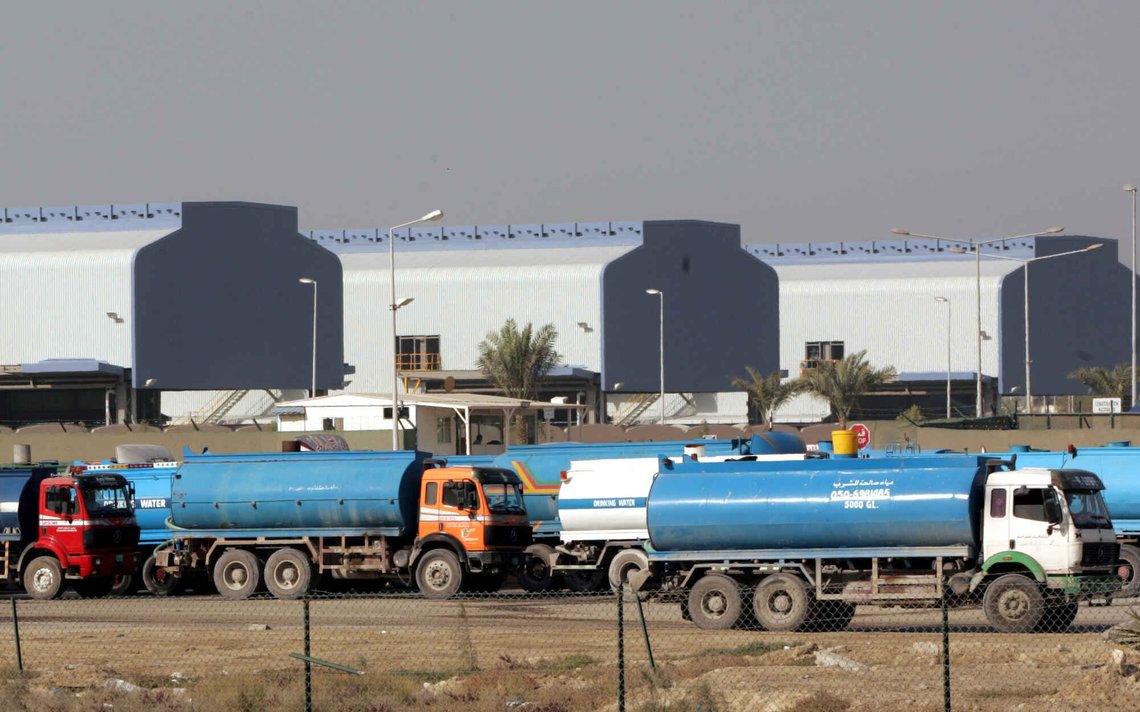 Lastebiler kjører forbi et aluminiumsmelteverk for å fylle opp med ferskvann destillert fra sjøvann fra Persiabukta i Dubai, De forente arabiske emirater. Landet får hele 98 prosent av sitt vann fra avsaltningsanlegg. Foto: AP /Kamran Jebreili/ NTB Lastebiler kjører forbi et aluminiumsmelteverk for å fylle opp med ferskvann destillert fra sjøvann fra Persiabukta i Dubai, De forente arabiske emirater. Landet får hele 98 prosent av sitt vann fra avsaltningsanlegg. Foto: AP /Kamran Jebreili/ NTB