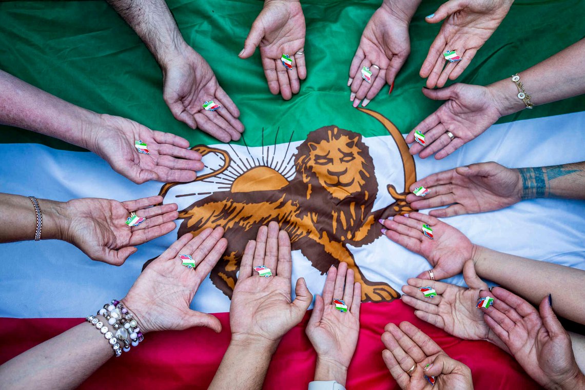 Oslo 20240520.
Eksil-iranere feirer foran den iranske ambassaden i Oslo etter at den iranske presidenten Ebrehim Raisi døde i en helikopterulykke.
Presidenten omkom i en helikopterstyrt vest i Iran søndag. Også landets utenriksminister Hossein Amir-Abdollahian mistet livet i ulykken.
Dødsbudskapet har blitt feiret av iranere både i Norge og i resten av verden.
Foto: Javad Parsa / NTB Oslo 20240520.
Eksil-iranere feirer foran den iranske ambassaden i Oslo etter at den iranske presidenten Ebrehim Raisi døde i en helikopterulykke.
Presidenten omkom i en helikopterstyrt vest i Iran søndag. Også landets utenriksminister Hossein Amir-Abdollahian mistet livet i ulykken.
Dødsbudskapet har blitt feiret av iranere både i Norge og i resten av verden.
Foto: Javad Parsa / NTB