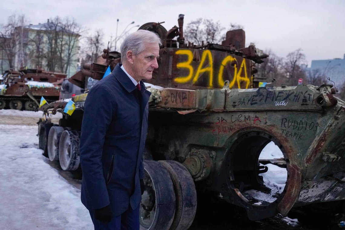 Kyiv, Ukraina 20260224.
Statsminister Jonas Gahr Støre (Ap) besøker Ukraina på fireårsdagen for den russiske invasjonen av Ukraina. Reisen skjer som en del av markeringen av at det er fire år siden krigen startet.
Foto: Javad Parsa / NTB Kyiv, Ukraina 20260224.
Statsminister Jonas Gahr Støre (Ap) besøker Ukraina på fireårsdagen for den russiske invasjonen av Ukraina. Reisen skjer som en del av markeringen av at det er fire år siden krigen startet.
Foto: Javad Parsa / NTB