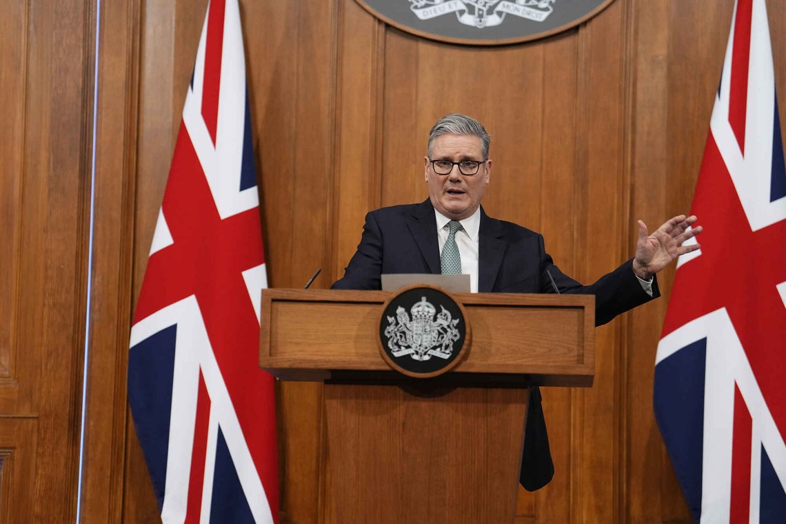 Britenes statsminister Keir Starmer leverer merkelige politiske valg fra flotte talerstoler. Donald Trump lar seg ikke imponere. Foto: Jordan Pettitt /Pool Photo via AP/ NTB Britenes statsminister Keir Starmer leverer merkelige politiske valg fra flotte talerstoler. Donald Trump lar seg ikke imponere. Foto: Jordan Pettitt /Pool Photo via AP/ NTB