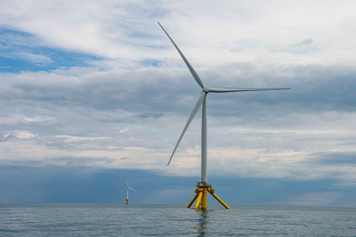 Utsikt til de to flytende havvindturbinene Zefyros og TetraSpar på METCentre ved Haugesund den 7. juni 2022. Foto: Carina Johansen / NTB. Utsikt til de to flytende havvindturbinene Zefyros og TetraSpar på METCentre ved Haugesund den 7. juni 2022. Foto: Carina Johansen / NTB.