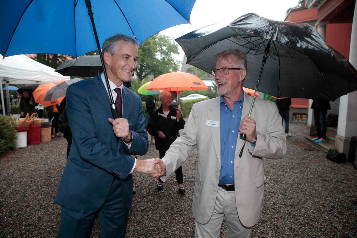 Oslo 20160825.
Jonas Gahr Støre og Gudmund Hernes ankommer hagefesten til Aschehoug Forlag i Oslo torsdag ettermiddag.
Foto: Lise Åserud / NTB Oslo 20160825.
Jonas Gahr Støre og Gudmund Hernes ankommer hagefesten til Aschehoug Forlag i Oslo torsdag ettermiddag.
Foto: Lise Åserud / NTB