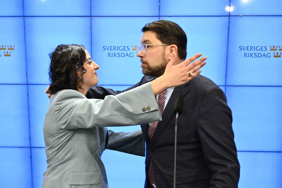 L+SD=Sant? Liberalernas leder Simona Mohamsson (L) gir Sverigedemokraternas Jimmie Åkesson (SD) en klem under fredagens pressekonferanse i Riksdagens pressesenter. Foto: Anders Wiklund / TT / Kode 10040 L+SD=Sant? Liberalernas leder Simona Mohamsson (L) gir Sverigedemokraternas Jimmie Åkesson (SD) en klem under fredagens pressekonferanse i Riksdagens pressesenter. Foto: Anders Wiklund / TT / Kode 10040