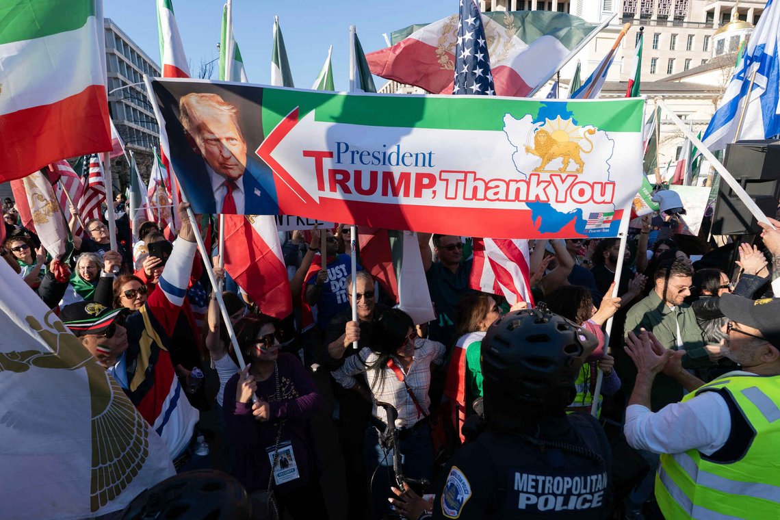 Personer som støtter USAs og Israels angrep mot Iran, samler seg nær Det hvite hus lørdag 28. februar 2026 i Washington. Foto: Jose Luis Magana / AP / NTB. Personer som støtter USAs og Israels angrep mot Iran, samler seg nær Det hvite hus lørdag 28. februar 2026 i Washington. Foto: Jose Luis Magana / AP / NTB.