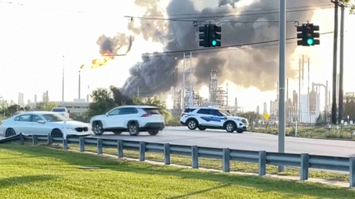 På dette stillbildet fra KBMT stiger røyk opp i nærheten av Valero Port Arthur-raffineriet i Port Arthur, Texas etter en kraftig eksplosjon mandag 23. mars. Foto: KBMT via AP/ NTB På dette stillbildet fra KBMT stiger røyk opp i nærheten av Valero Port Arthur-raffineriet i Port Arthur, Texas etter en kraftig eksplosjon mandag 23. mars. Foto: KBMT via AP/ NTB