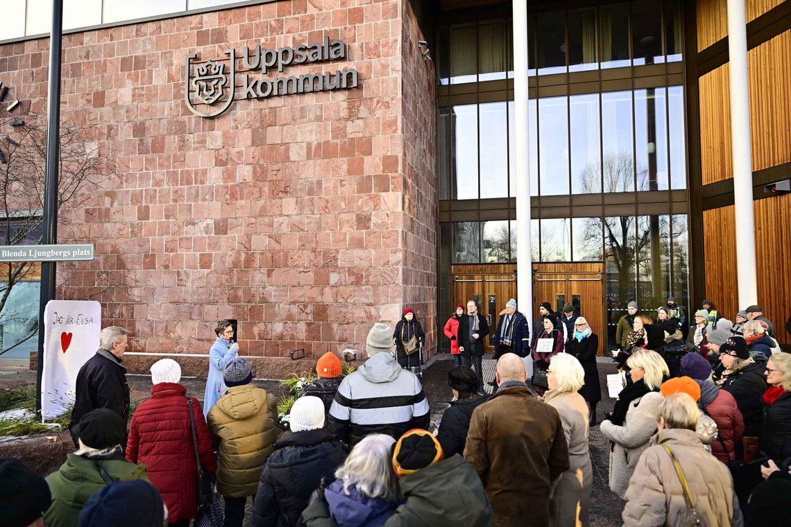Maria Mattsson Mähl, administrerende direktør i Alpha CE, taler under «Jeg er Elsa»-demonstrasjonen ved Uppsala rådhus til støtte for 84 år gamle Elsa, som ble voldtatt av en hjemmehjelper og nektet hjelp av kommunen. Foto: Magnus Lejhall, TT-NTB. Maria Mattsson Mähl, administrerende direktør i Alpha CE, taler under «Jeg er Elsa»-demonstrasjonen ved Uppsala rådhus til støtte for 84 år gamle Elsa, som ble voldtatt av en hjemmehjelper og nektet hjelp av kommunen. Foto: Magnus Lejhall, TT-NTB.