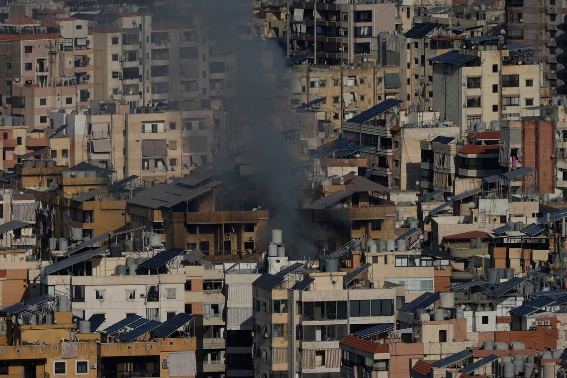 Krigen i Iran har ført til at Israel Defense Forces har angrepet proxy-krigerne tilknyttet Hizbollah i Limanon. Over 200 ska ha mistet livet. Rundt 100.000 er drevet på flukt, ifølge FN. Foto: Hussein Malla / AP / NTB Krigen i Iran har ført til at Israel Defense Forces har angrepet proxy-krigerne tilknyttet Hizbollah i Limanon. Over 200 ska ha mistet livet. Rundt 100.000 er drevet på flukt, ifølge FN. Foto: Hussein Malla / AP / NTB