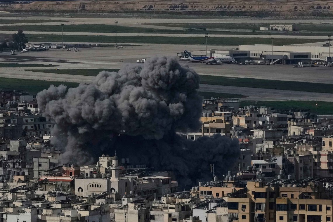 En svart røyksky stiger opp etter et israelsk flyangrep mot Dahieh i Beiruts sørlige utkant, tett ved Rafik Hariri International Airport. Iran truer nå med å angripe Europa. Foto: Bilal Hussein / AP / NTB En svart røyksky stiger opp etter et israelsk flyangrep mot Dahieh i Beiruts sørlige utkant, tett ved Rafik Hariri International Airport. Iran truer nå med å angripe Europa. Foto: Bilal Hussein / AP / NTB