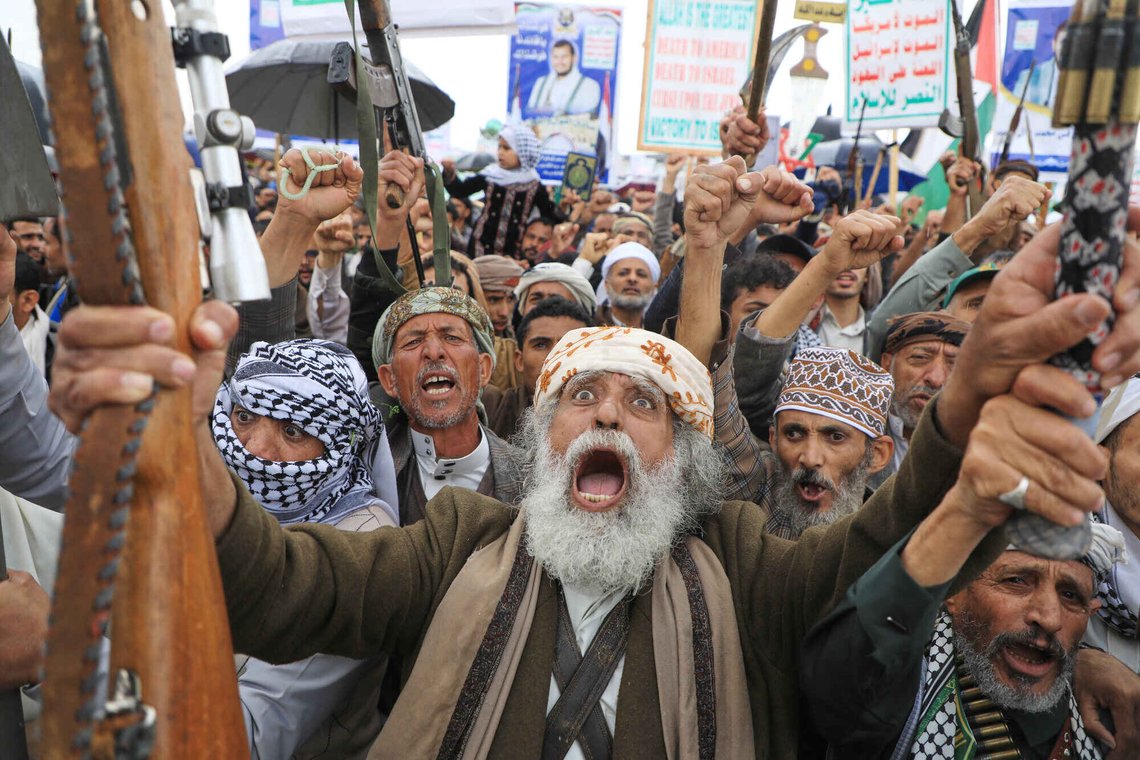 Houthi-tilhengere roper slagord under en demonstrasjon mot Israel og USAs krig mot Iran i Sanaa, Jemen, tidligere i mars. Foto: AP /Osamah Abdulrahman/ NTB Houthi-tilhengere roper slagord under en demonstrasjon mot Israel og USAs krig mot Iran i Sanaa, Jemen, tidligere i mars. Foto: AP /Osamah Abdulrahman/ NTB