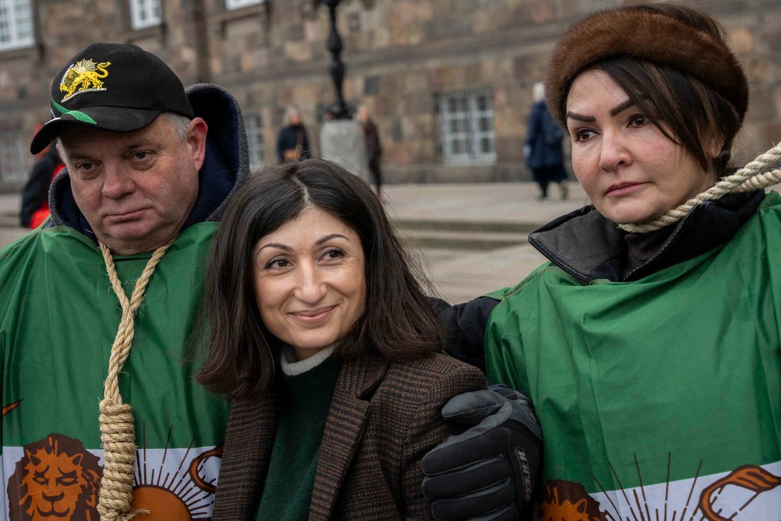 Firoozeh Bazrafkan, en iranskfødt postmoderne/avantgarde-billedkunstner, arrangerer en happening foran Christiansborg slott i København den 14. desember 2023. Foto: Emil Nicolai Helms / Ritzau Scanpix / NTB. Firoozeh Bazrafkan, en iranskfødt postmoderne/avantgarde-billedkunstner, arrangerer en happening foran Christiansborg slott i København den 14. desember 2023. Foto: Emil Nicolai Helms / Ritzau Scanpix / NTB.
