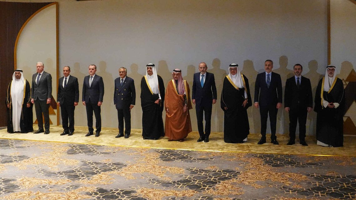 Den saudi-arabiske utenriksministeren holder et rådgivningsmøte med ministre fra andre arabiske og islamske land i Riyadh torsdag. (AP Photo/Baraa Anwer) Den saudi-arabiske utenriksministeren holder et rådgivningsmøte med ministre fra andre arabiske og islamske land i Riyadh torsdag. (AP Photo/Baraa Anwer)
