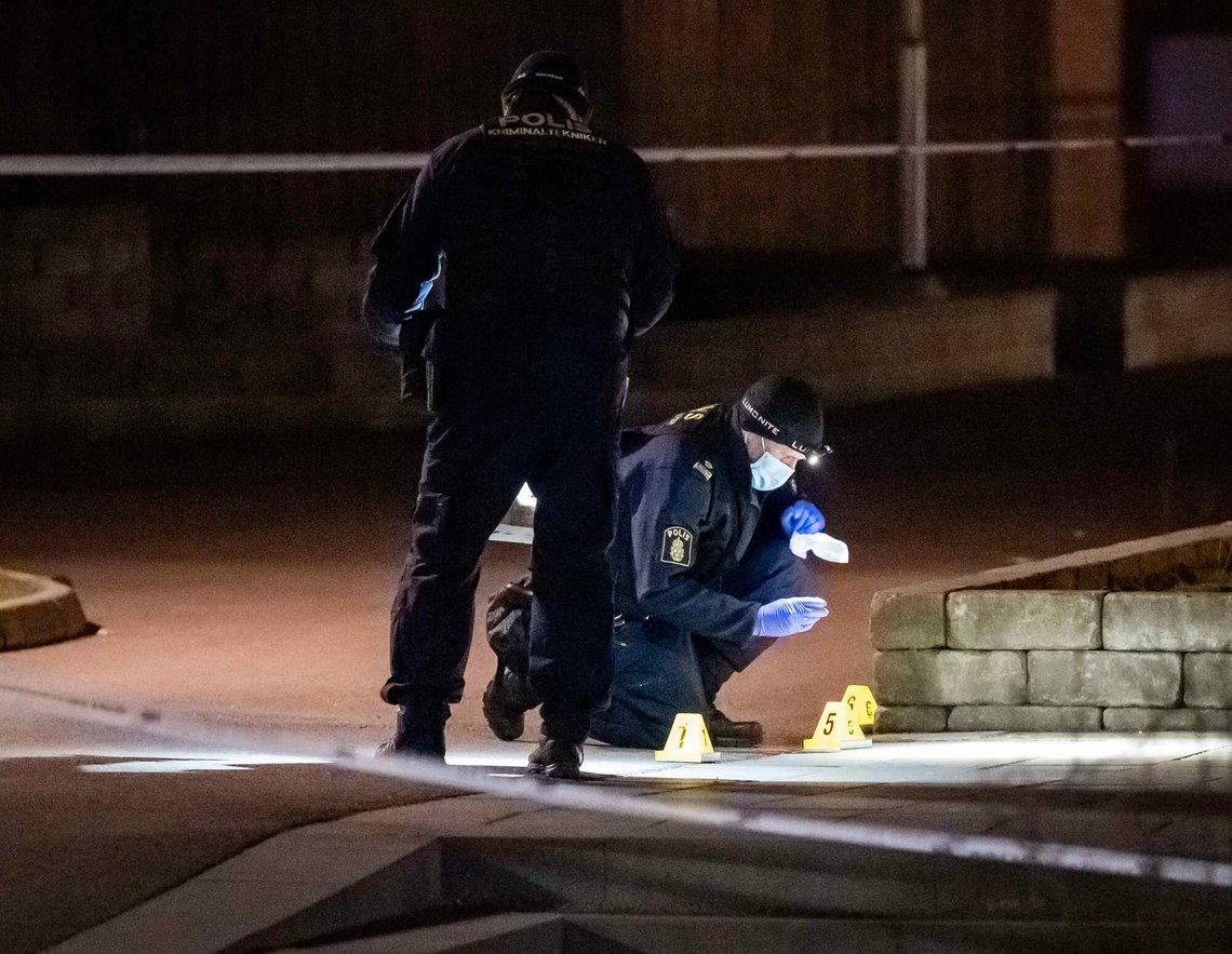 MALMÖ 2026-03-25
Polisens kriminaltekniker och hundförare med specialsökhund arbetar innanför avspärrningarna på Rosengård i Malmö på onsdagskvällen efter larm om en skottlossning. Vid 21-tiden meddelade polisen att en 15-åring avlidit av sina skador efter skottlossningen.
Foto: Johan Nilsson / TT / Kod 50090 MALMÖ 2026-03-25
Polisens kriminaltekniker och hundförare med specialsökhund arbetar innanför avspärrningarna på Rosengård i Malmö på onsdagskvällen efter larm om en skottlossning. Vid 21-tiden meddelade polisen att en 15-åring avlidit av sina skador efter skottlossningen.
Foto: Johan Nilsson / TT / Kod 50090