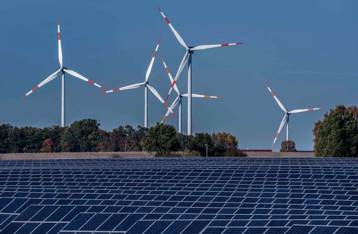Vindturbiner reiser seg over et jorde dekket av solcellepaneler i Rapshagen i Tyskland. Slik skal europeiske klimahysterikere løse energikrisen, ved total upålitelige og voldsomt kostbare løsninger. Innbyggere i Norge, som er selvforsynt med ren og stabil energi, må betale prisen for europeernes galskap takket være våre svikende politikere. Foto: Michael Sohn / AP / NTB Vindturbiner reiser seg over et jorde dekket av solcellepaneler i Rapshagen i Tyskland. Slik skal europeiske klimahysterikere løse energikrisen, ved total upålitelige og voldsomt kostbare løsninger. Innbyggere i Norge, som er selvforsynt med ren og stabil energi, må betale prisen for europeernes galskap takket være våre svikende politikere. Foto: Michael Sohn / AP / NTB