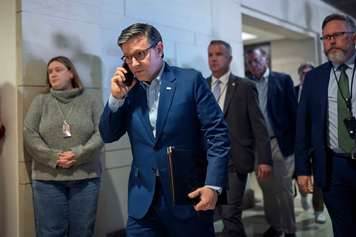 Underhusets leder, Mike Johnson, ankommer en etterretningsbriefing om Iran med utenriksminister Marco Rubio og ledende kongresspolitikere, i Capitol-bygningen i Washington D.C., mandag 2. mars. (Foto: J. Scott Applewhite/AP Photo) Underhusets leder, Mike Johnson, ankommer en etterretningsbriefing om Iran med utenriksminister Marco Rubio og ledende kongresspolitikere, i Capitol-bygningen i Washington D.C., mandag 2. mars. (Foto: J. Scott Applewhite/AP Photo)