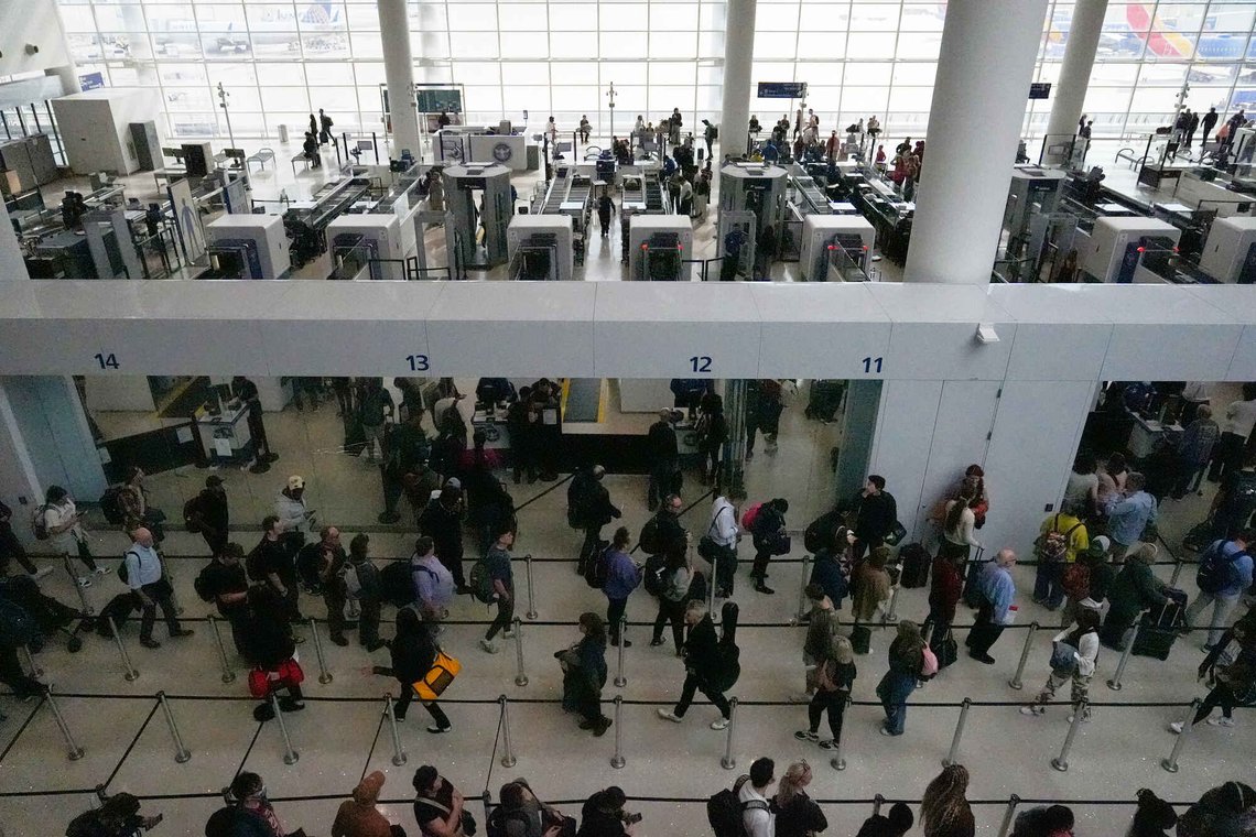 Folk venter på å gå gjennom sikkerhetskontrollen på Louis Armstrong New Orleans internasjonale lufthavn, mandag 22. desember 2025. Foto: AP /Kiichiro Sato/ NTB Folk venter på å gå gjennom sikkerhetskontrollen på Louis Armstrong New Orleans internasjonale lufthavn, mandag 22. desember 2025. Foto: AP /Kiichiro Sato/ NTB