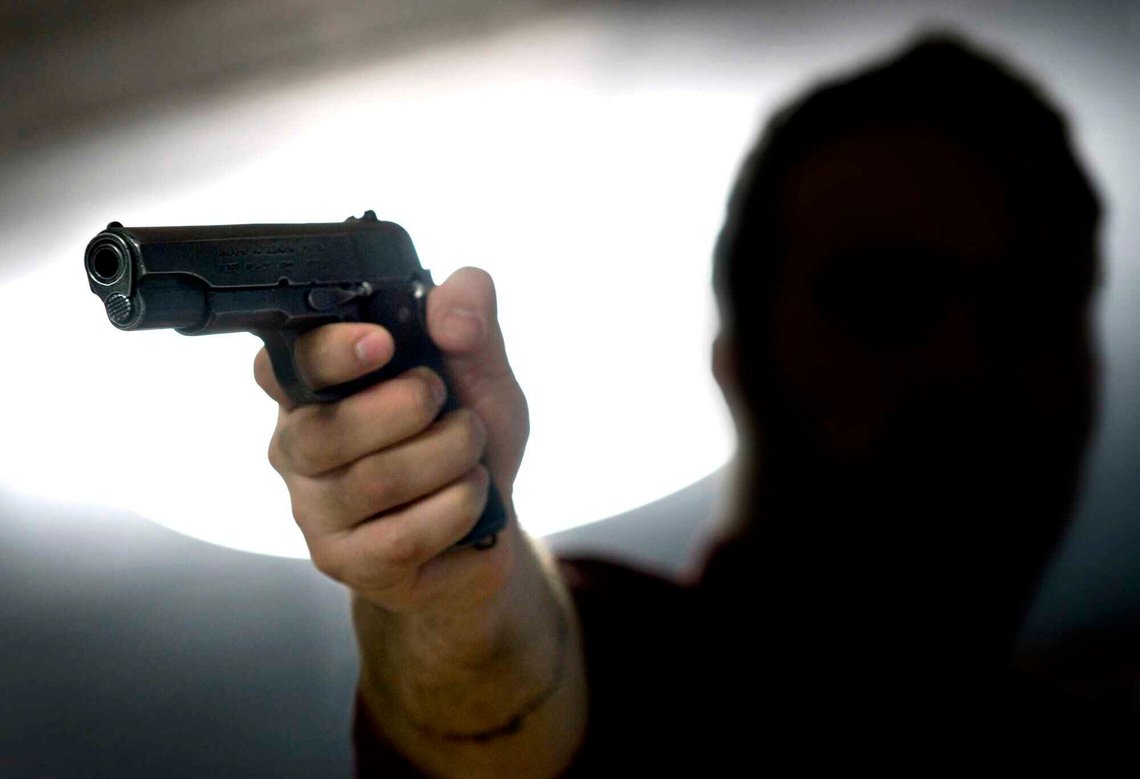 Mann truer med våpen. Truende. Pistol. Finlandshette.
Model released.
Foto: Claudio Bresciani / TT NYHETSBYRÅN / Kod 10190 Mann truer med våpen. Truende. Pistol. Finlandshette.
Model released.
Foto: Claudio Bresciani / TT NYHETSBYRÅN / Kod 10190