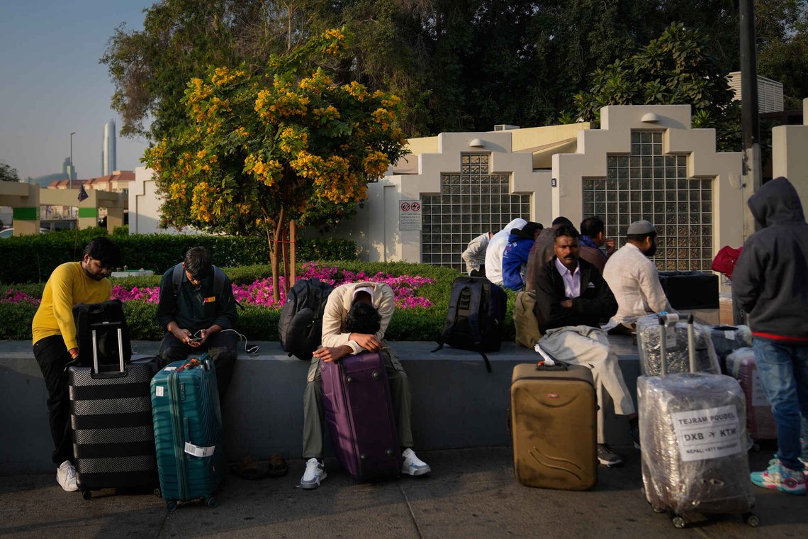 Strandede passasjerer venter på hjelp på parkeringsplassen ved flyplassen i Dubai, som er stengt inntil videre på grunn av krigen med Iran. Foto: Altaf Qadri / AP / NTB Strandede passasjerer venter på hjelp på parkeringsplassen ved flyplassen i Dubai, som er stengt inntil videre på grunn av krigen med Iran. Foto: Altaf Qadri / AP / NTB