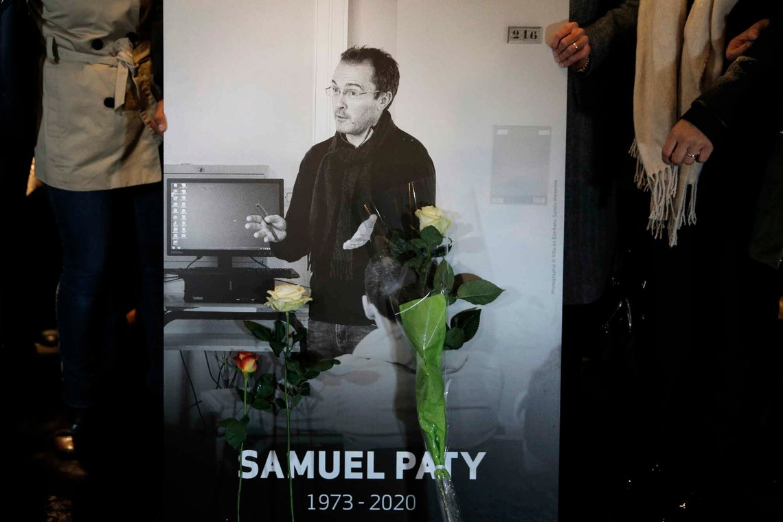 Folk holder et bilde av historielæreren Samuel Paty , som ble halshugget, under en minnemarkering til ære for ham, 20. oktober 2020 i Conflans-Sainte-Honorine, nordvest for Paris. Foto: Lewis Joly, AP-NTB. Folk holder et bilde av historielæreren Samuel Paty , som ble halshugget, under en minnemarkering til ære for ham, 20. oktober 2020 i Conflans-Sainte-Honorine, nordvest for Paris. Foto: Lewis Joly, AP-NTB.