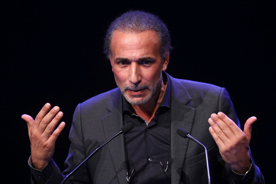 Tariq Ramadan holder en tale i 2016, under et møte for franske, muslimske organisasjoner i Lille i Frankrike. (Arkivfoto: AP Photo/Michel Spingler) Tariq Ramadan holder en tale i 2016, under et møte for franske, muslimske organisasjoner i Lille i Frankrike. (Arkivfoto: AP Photo/Michel Spingler)