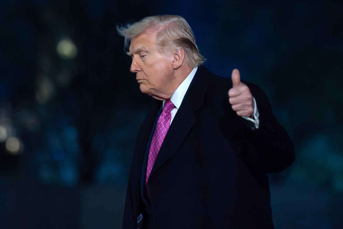 President Donald Trump har mye å tenke på om dagen. Her gir han tommel opp til pressen ved ankomsten til Det hvite hus, søndag 29. mars 2026. Foto: AP /Jose Luis Magana/ NTB President Donald Trump har mye å tenke på om dagen. Her gir han tommel opp til pressen ved ankomsten til Det hvite hus, søndag 29. mars 2026. Foto: AP /Jose Luis Magana/ NTB