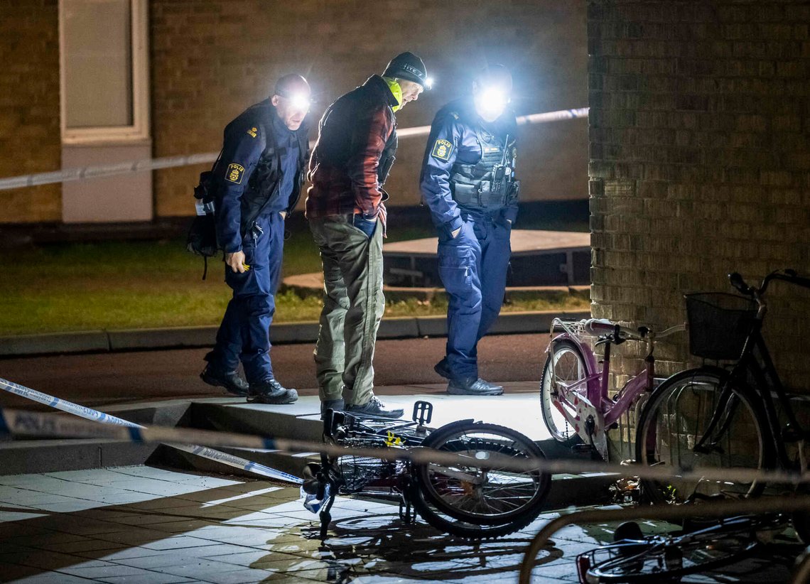 Politiets kriminalteknikere arbeider på åstedet for drapet i Rosengård i Malmö onsdag kveld. En 15-åring ble skutt og drept, to andre 15-åringer er pågrepet og mistenkte for drapet. Foto: Johan Nilsson /TT Kode 50090/ NTB Politiets kriminalteknikere arbeider på åstedet for drapet i Rosengård i Malmö onsdag kveld. En 15-åring ble skutt og drept, to andre 15-åringer er pågrepet og mistenkte for drapet. Foto: Johan Nilsson /TT Kode 50090/ NTB