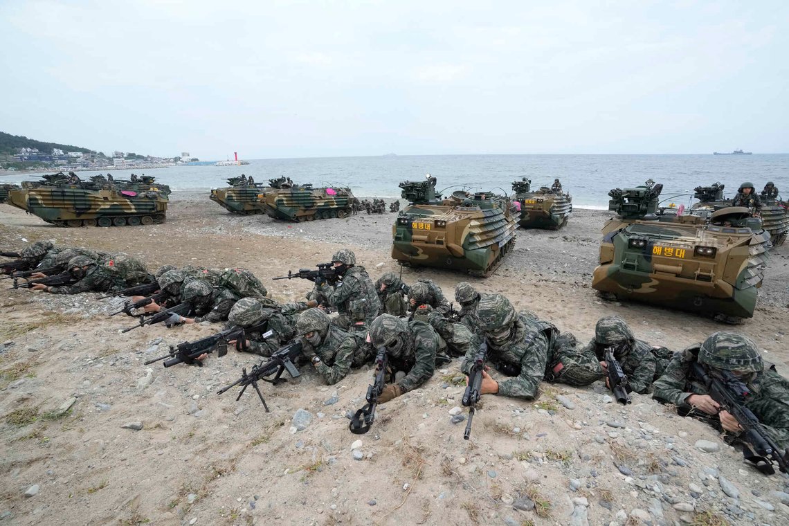 U.S. Marines i en felles øvelse med marinesoldater fra Sør-Korea som på bildet inntar posisjoner etter en felles militære amfibielanding. Troppene kan også bruke helikopter i en mulig invasjon av øyer og kystområder ved Hormuzstredet. Illustrasjonsfoto: AP /Ahn Young-joon/ NTB U.S. Marines i en felles øvelse med marinesoldater fra Sør-Korea som på bildet inntar posisjoner etter en felles militære amfibielanding. Troppene kan også bruke helikopter i en mulig invasjon av øyer og kystområder ved Hormuzstredet. Illustrasjonsfoto: AP /Ahn Young-joon/ NTB