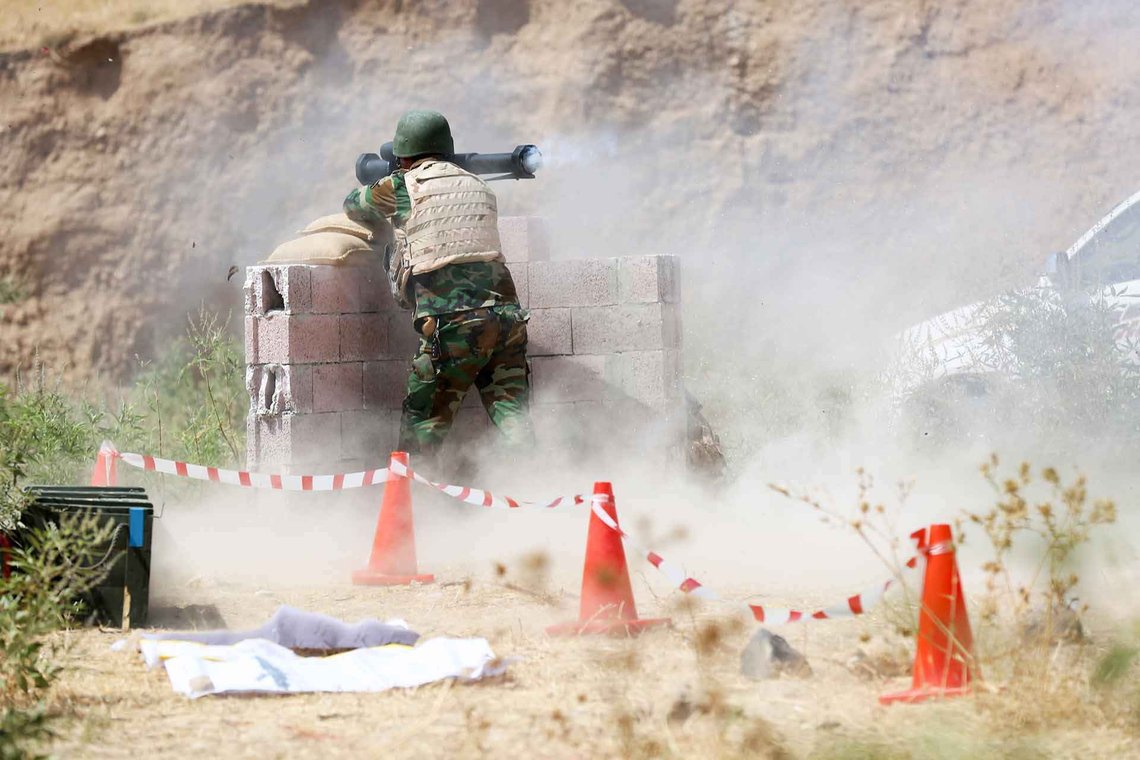 En peshmerga-soldat avfyrer en Panzerfaust 3-panserbrytende granat under en øvelse i nærheten av Erbil i Irak. Foto: Sgt. Kalie Frantz En peshmerga-soldat avfyrer en Panzerfaust 3-panserbrytende granat under en øvelse i nærheten av Erbil i Irak. Foto: Sgt. Kalie Frantz