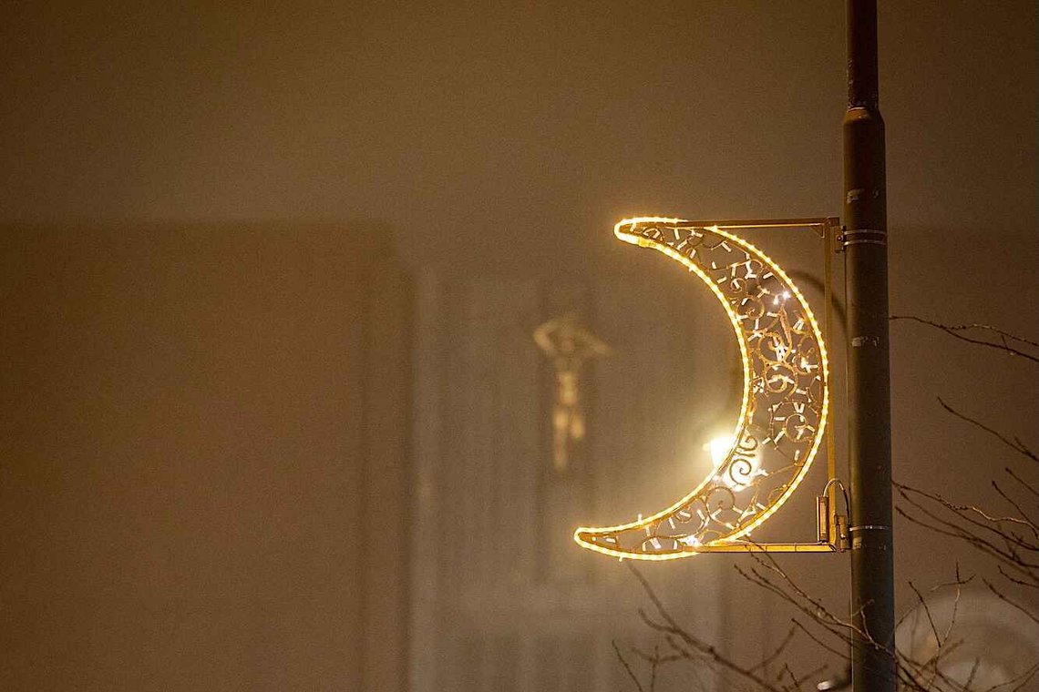Islam er i ferd med å bli Norges nye offentlige religion, ikke bare i skolen, barnehagene og tv og underholdningskulturen, men også i det offentlige rom, som da Oslo kommune pyntet til ramadan rett ved rådhuset i 2025. Foto: Alf Simensen / NTB. Islam er i ferd med å bli Norges nye offentlige religion, ikke bare i skolen, barnehagene og tv og underholdningskulturen, men også i det offentlige rom, som da Oslo kommune pyntet til ramadan rett ved rådhuset i 2025. Foto: Alf Simensen / NTB.