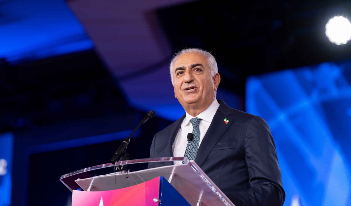 Den iranske kronprinsen i eksil, Reza Pahlavi, taler til Conservative Political Action Conference (CPAC) i Dallas den 28. mars 2026. Foto: Gabriela Passos / AP / NTB. Den iranske kronprinsen i eksil, Reza Pahlavi, taler til Conservative Political Action Conference (CPAC) i Dallas den 28. mars 2026. Foto: Gabriela Passos / AP / NTB.