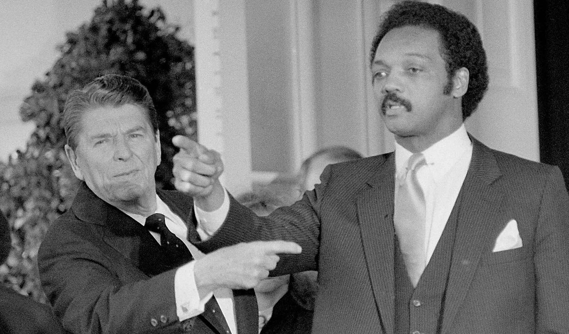 Den nylig avdøde amerikanske baptistpresten, aktivisten, politikeren og presidentkandidaten Jesse Jackson, her med president Ronald Reagan i rosehagen ved Det hvite hus i 1984, ledet i 1987 et opptog med hundrevis av studenter ved Stanford University som ropte slagordene «Hey hey, ho ho, Western civ (forkortelse for civilization) has got to go». Foto: Ira Schwarz / AP / NTB. Den nylig avdøde amerikanske baptistpresten, aktivisten, politikeren og presidentkandidaten Jesse Jackson, her med president Ronald Reagan i rosehagen ved Det hvite hus i 1984, ledet i 1987 et opptog med hundrevis av studenter ved Stanford University som ropte slagordene «Hey hey, ho ho, Western civ (forkortelse for civilization) has got to go». Foto: Ira Schwarz / AP / NTB.