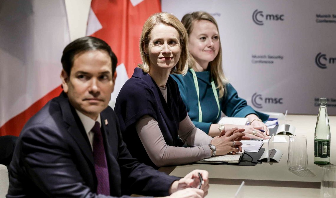 Marco Rubio og Kaja Kallas (i midten) under sikkerhetskonferansen i München den 15. februar 2025. Foto: Ronald Wittek / Pool via AP / NTB. Marco Rubio og Kaja Kallas (i midten) under sikkerhetskonferansen i München den 15. februar 2025. Foto: Ronald Wittek / Pool via AP / NTB.