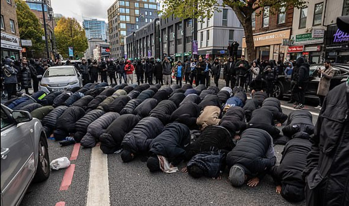 Danskene ønsker ikke at slik opptreden skal fortsette å øke. Lignende opptreden har danskene sett på offentlige plasser i København. Stillbilde/ YouTube Danskene ønsker ikke at slik opptreden skal fortsette å øke. Lignende opptreden har danskene sett på offentlige plasser i København. Stillbilde/ YouTube