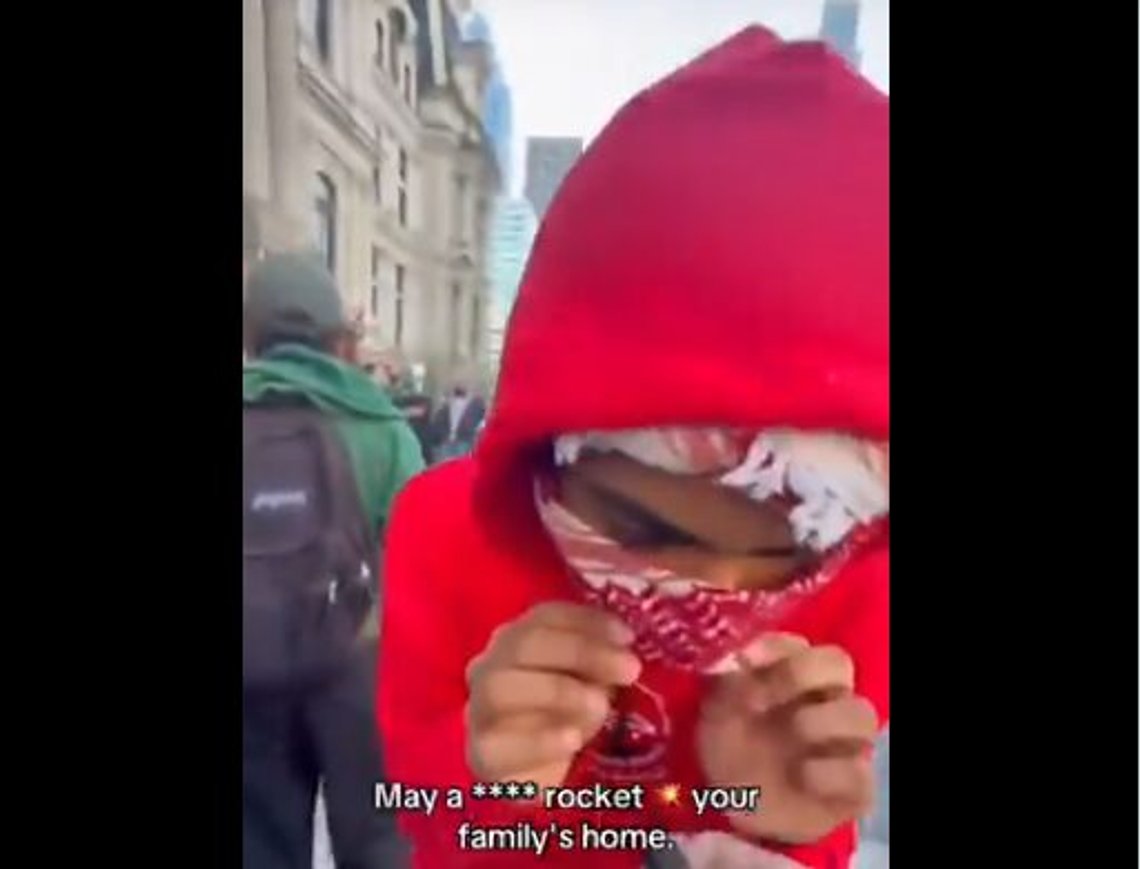 Denne karen maskert i keffiyeh holdt tale under demonstrasjonen. Her ønsker han at familiehjemmet til reporteren skal bli truffet av en rakett. Stillbilde video/ X Denne karen maskert i keffiyeh holdt tale under demonstrasjonen. Her ønsker han at familiehjemmet til reporteren skal bli truffet av en rakett. Stillbilde video/ X