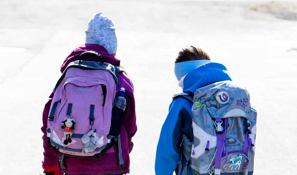 To jenter på vei til skolen. Foto: Gorm Kallestad / NTB. To jenter på vei til skolen. Foto: Gorm Kallestad / NTB.