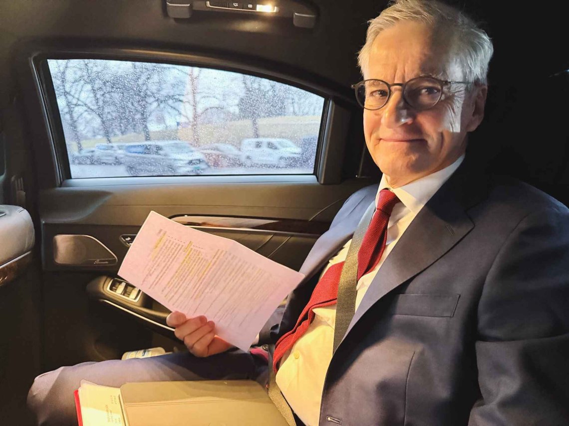 Støre på vei til Politsk kvarter mandag 16. mars. Støre på vei til Politsk kvarter mandag 16. mars.