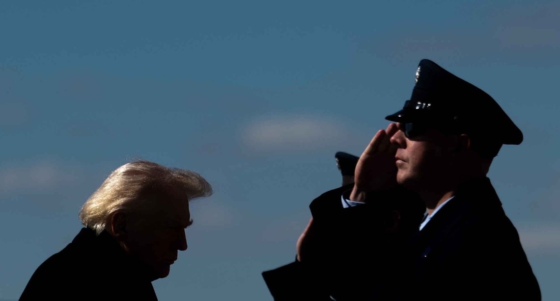 Donald Trump går ombord i Air Force One på Dover Air Force Base i Delaware den 18. mars 2026. Foto: Julia Demaree Nikhinson / AP / NTB. Donald Trump går ombord i Air Force One på Dover Air Force Base i Delaware den 18. mars 2026. Foto: Julia Demaree Nikhinson / AP / NTB.