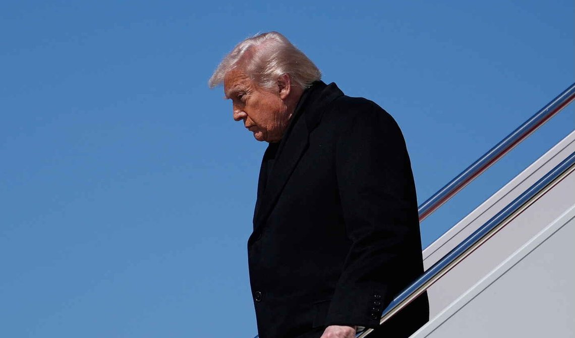 Donald Trump ankommer Dover Air Force Base i Delaware med Air Force One den 18. mars 2026. Foto: Julia Demaree Nikhinson / AP / NTB. Donald Trump ankommer Dover Air Force Base i Delaware med Air Force One den 18. mars 2026. Foto: Julia Demaree Nikhinson / AP / NTB.