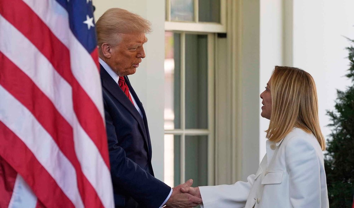 Giorgia Meloni på besøk hos Donald Trump i Det hvite hus den 17. april 2025. Foto: Alex Brandon / AP / NTB. Giorgia Meloni på besøk hos Donald Trump i Det hvite hus den 17. april 2025. Foto: Alex Brandon / AP / NTB.