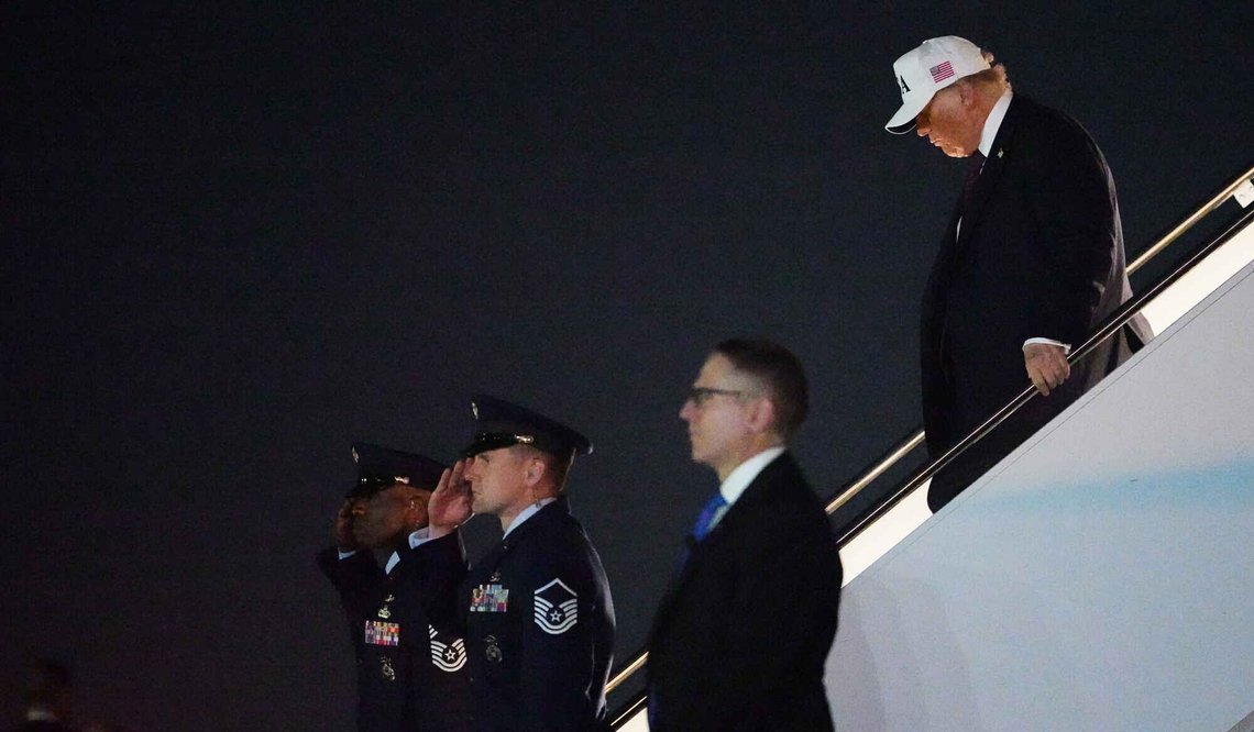 USAs president Donald Trump ankommer Palm Beach International Airport i Florida med Air Force One den 27. februar 2026. Foto: Matt Rourke / AP / NTB. USAs president Donald Trump ankommer Palm Beach International Airport i Florida med Air Force One den 27. februar 2026. Foto: Matt Rourke / AP / NTB.