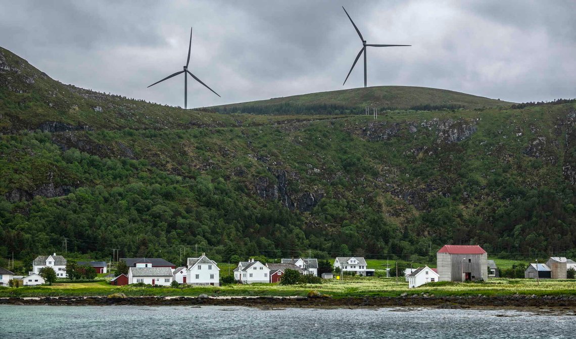 Ulla på Haramsøya, der vindturbiner skjemmer utsikten til fjellet rett ved tettstedet i Ålesund kommune den 12. juni 2022. Foto: Halvard Alvik / NTB. Ulla på Haramsøya, der vindturbiner skjemmer utsikten til fjellet rett ved tettstedet i Ålesund kommune den 12. juni 2022. Foto: Halvard Alvik / NTB.