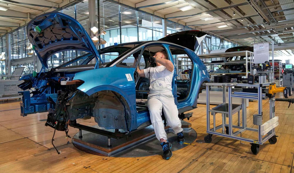 En ansatt hos Volkswagen arbeider med en elbil av merket ID.3 ved den tyske bilprodusentens fabrikk i Dresden den 14. mai 2025. Foto: Matthias Schrader / AP / NTB. En ansatt hos Volkswagen arbeider med en elbil av merket ID.3 ved den tyske bilprodusentens fabrikk i Dresden den 14. mai 2025. Foto: Matthias Schrader / AP / NTB.