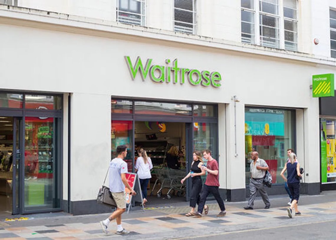 Waitrose i Clapham var Walker Smiths arbeidsplass i 17 år, helt til han fikk sparken for å stanse en butikktyv. Foto: VisitClapham Waitrose i Clapham var Walker Smiths arbeidsplass i 17 år, helt til han fikk sparken for å stanse en butikktyv. Foto: VisitClapham