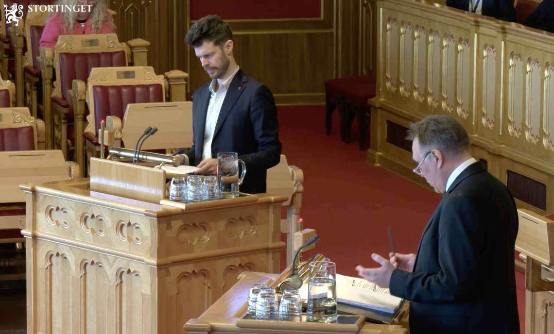 Forsvarsminister Tore O. Sandvik (t.h.) og Rødts Bjørnar Moxnes under Stortingets muntlige spørretime onsdag 29. april 2026. (Foto: Stortinget) Forsvarsminister Tore O. Sandvik (t.h.) og Rødts Bjørnar Moxnes under Stortingets muntlige spørretime onsdag 29. april 2026. (Foto: Stortinget)