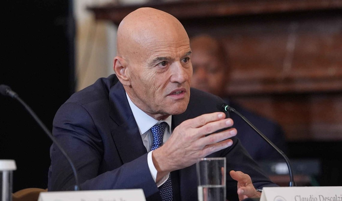 Det italienske energiselskapet ENIs toppsjef Claudio Descalzi under et møte sammen med andre ledere i energibransjen hos USAs president Donald Trump i Det hvite hus i Washington D.C. den 9. januar 2026. Foto: Evan Vucci / AP / NTB. Det italienske energiselskapet ENIs toppsjef Claudio Descalzi under et møte sammen med andre ledere i energibransjen hos USAs president Donald Trump i Det hvite hus i Washington D.C. den 9. januar 2026. Foto: Evan Vucci / AP / NTB.