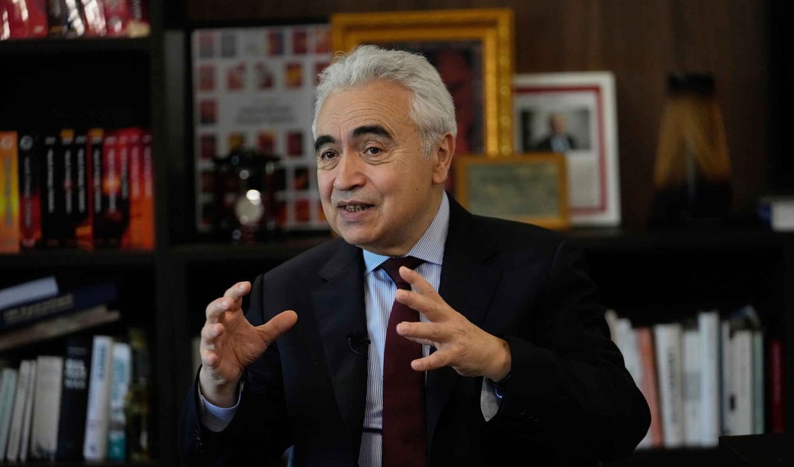 Fatih Birol under et intervju med Associated Press (AP) ved IEA-hovedkvarteret i Paris den 16. april 2026. Foto: Michel Euler / AP / NTB. Fatih Birol under et intervju med Associated Press (AP) ved IEA-hovedkvarteret i Paris den 16. april 2026. Foto: Michel Euler / AP / NTB.