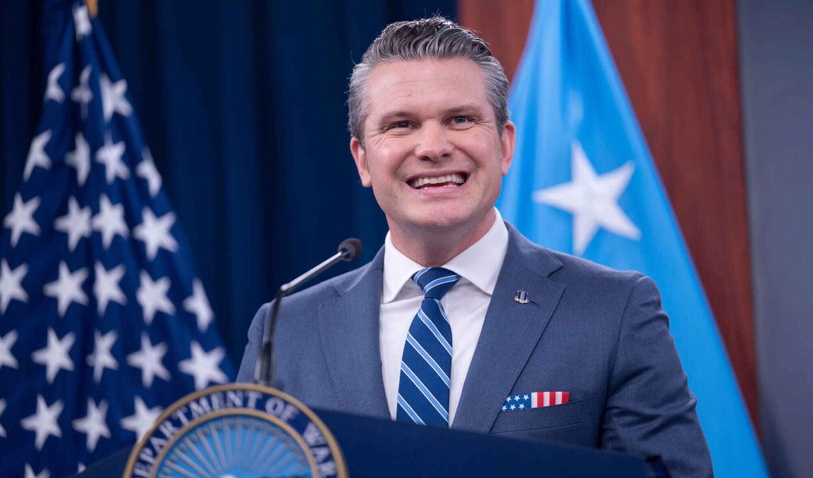 USAs forsvarsminister Pete Hegseth under en pressekonferanse i Pentagon i Washington D.C. den 16. april 2026. Foto: Kevin Wolf / AP / NTB. USAs forsvarsminister Pete Hegseth under en pressekonferanse i Pentagon i Washington D.C. den 16. april 2026. Foto: Kevin Wolf / AP / NTB.