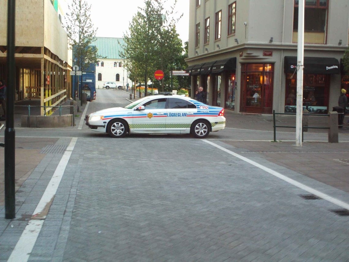 Islandsk politibil i Reykjavik sentrum. (Bilderettigheter: Ypsilon from Finland, CC0, via Wikimedia Commons) Islandsk politibil i Reykjavik sentrum. (Bilderettigheter: Ypsilon from Finland, CC0, via Wikimedia Commons)